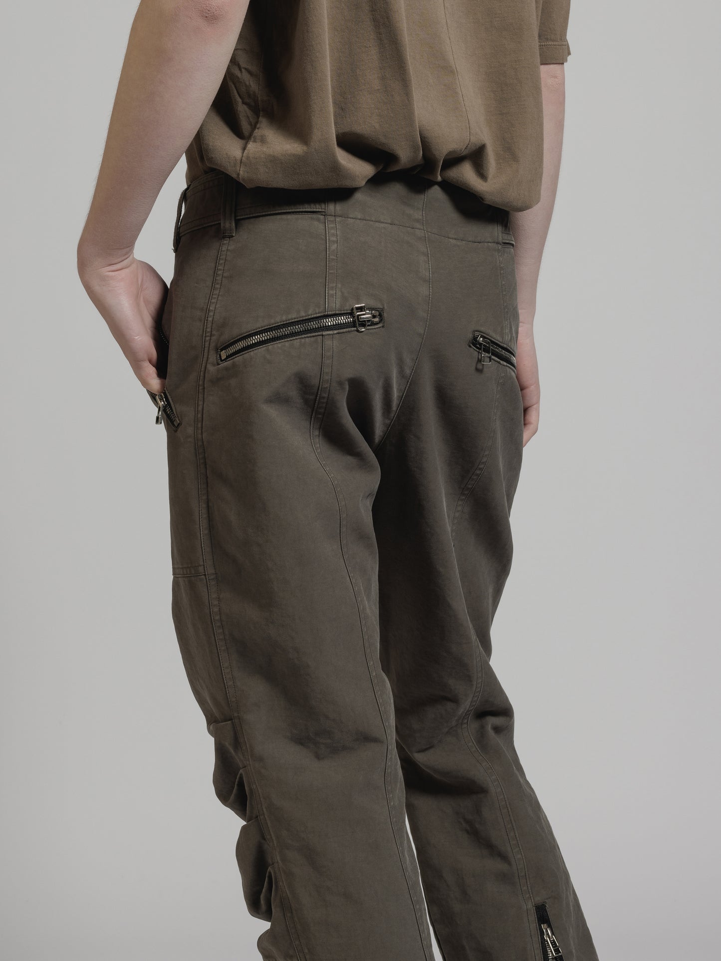 
                  
                    GARMENT DYE COTTON ZIP PANTS
                  
                