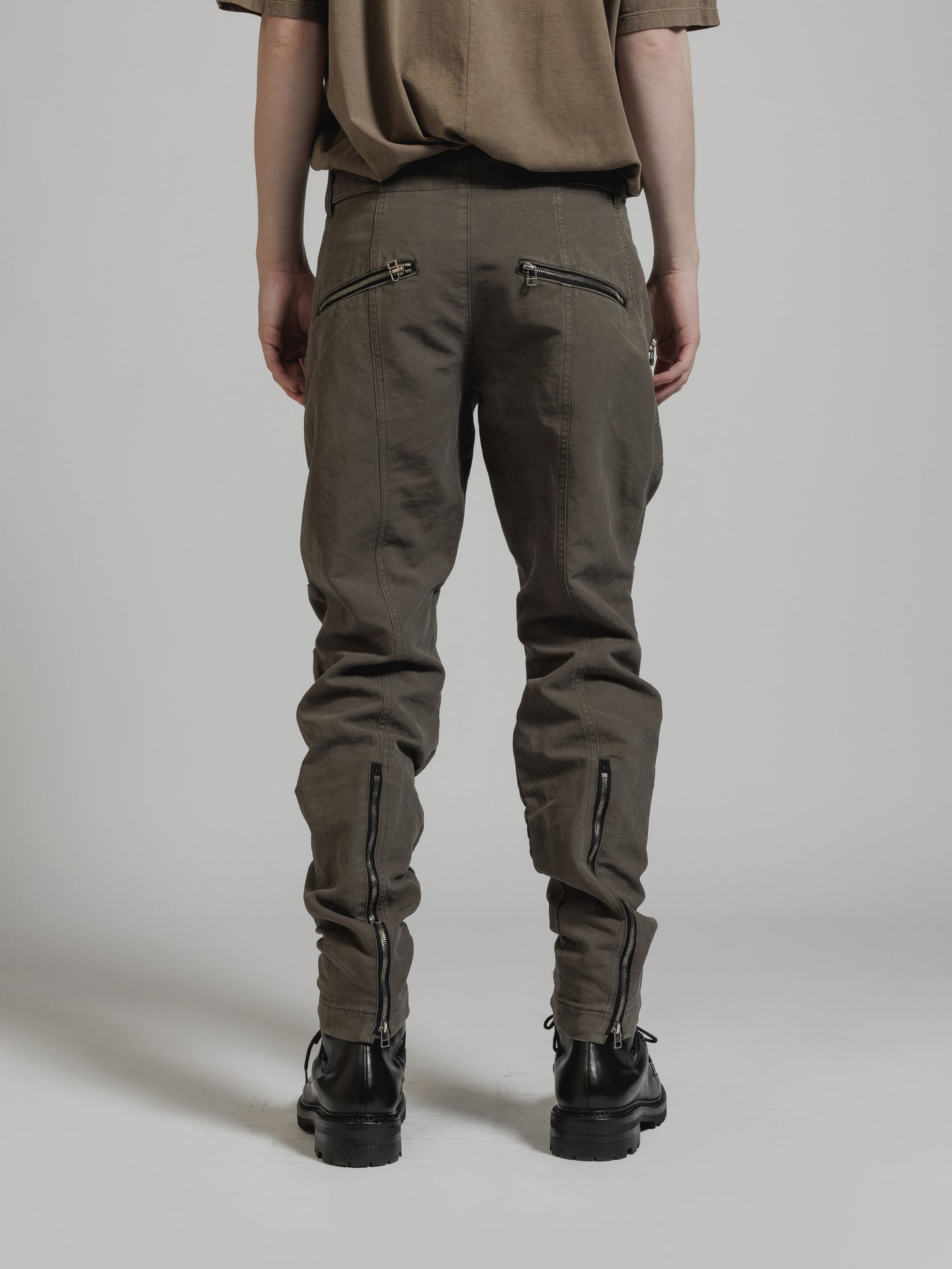 
                  
                    GARMENT DYE COTTON ZIP PANTS
                  
                