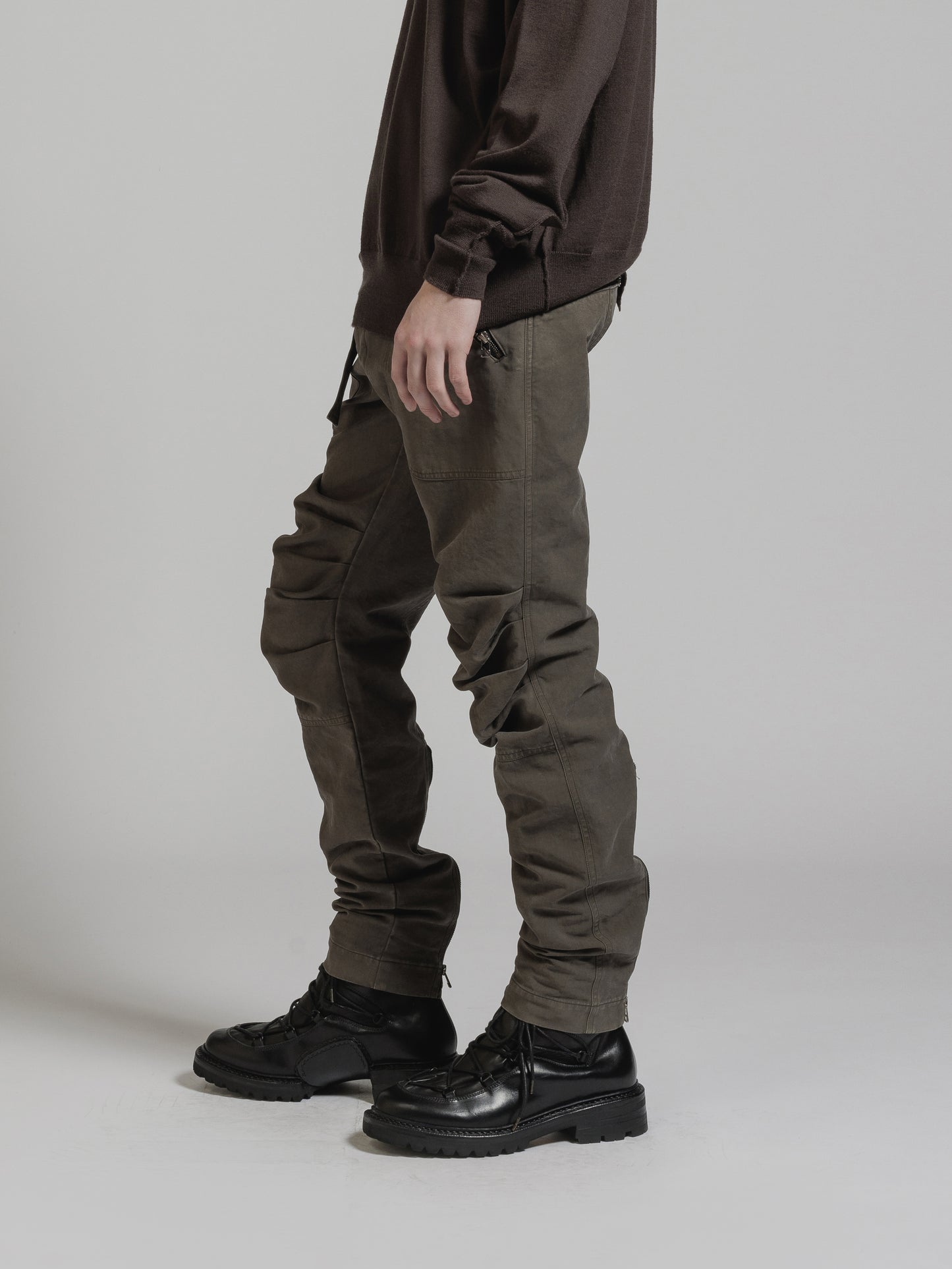 
                  
                    GARMENT DYE COTTON ZIP PANTS
                  
                