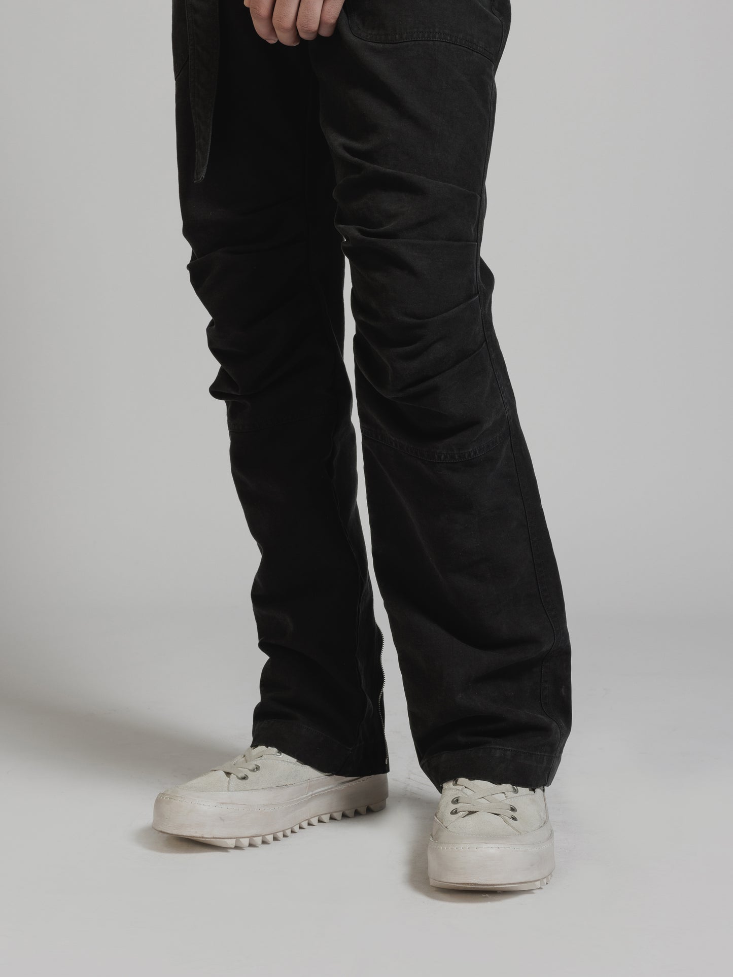 
                  
                    GARMENT DYE COTTON ZIP PANTS
                  
                