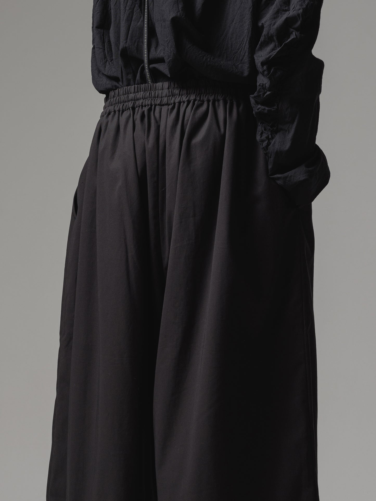 
                  
                    [ISO] cotton gabardine baggy cropped trousers
                  
                
