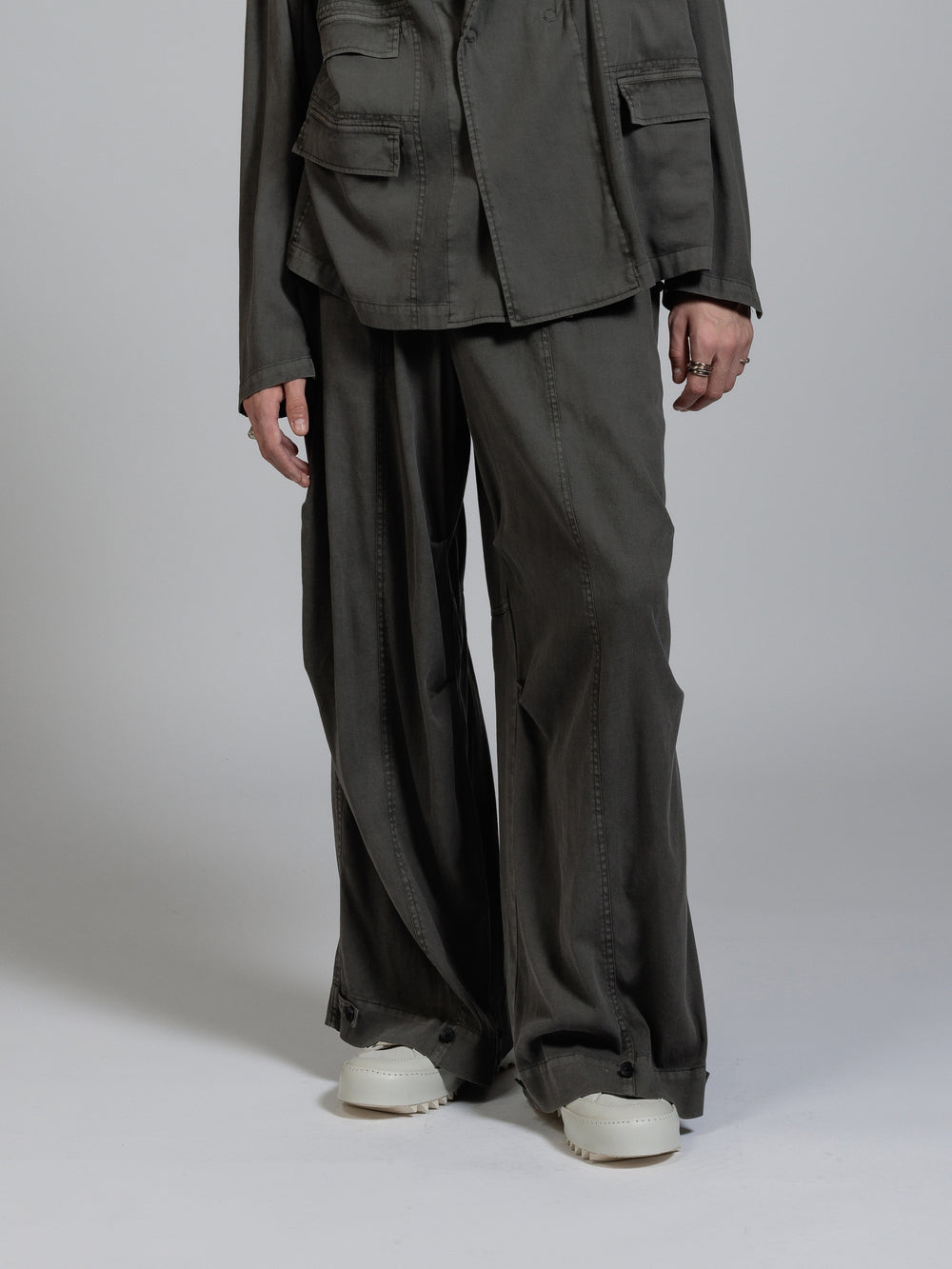 Twill object dyed wide trousers