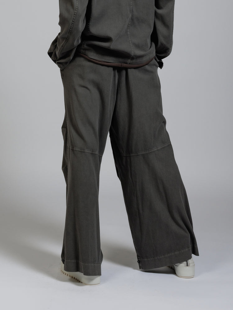 
                  
                    Twill object dyed wide trousers
                  
                