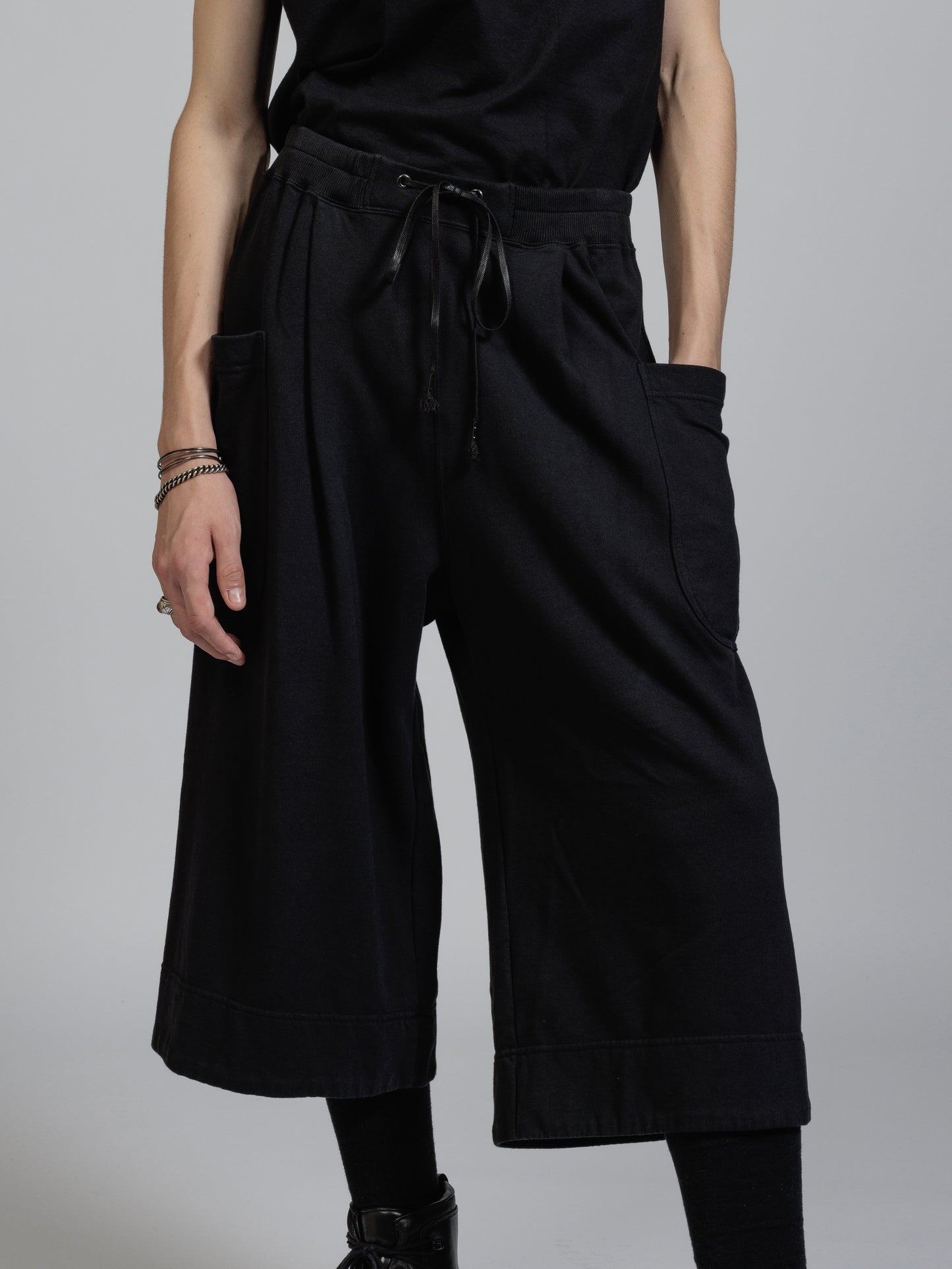 
                  
                    Sweat cropped wide-pants
                  
                