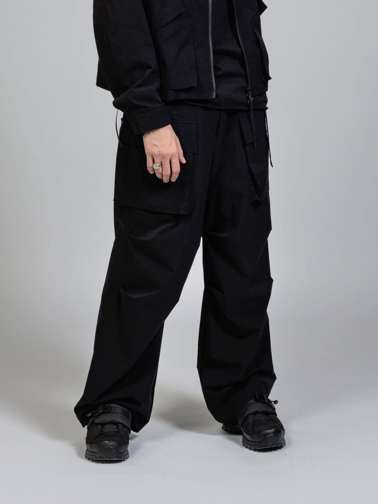 
                  
                    Water-repellent stretch cargo pants
                  
                