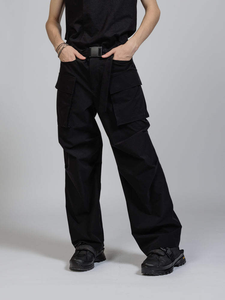 
                  
                    Water-repellent stretch cargo pants
                  
                