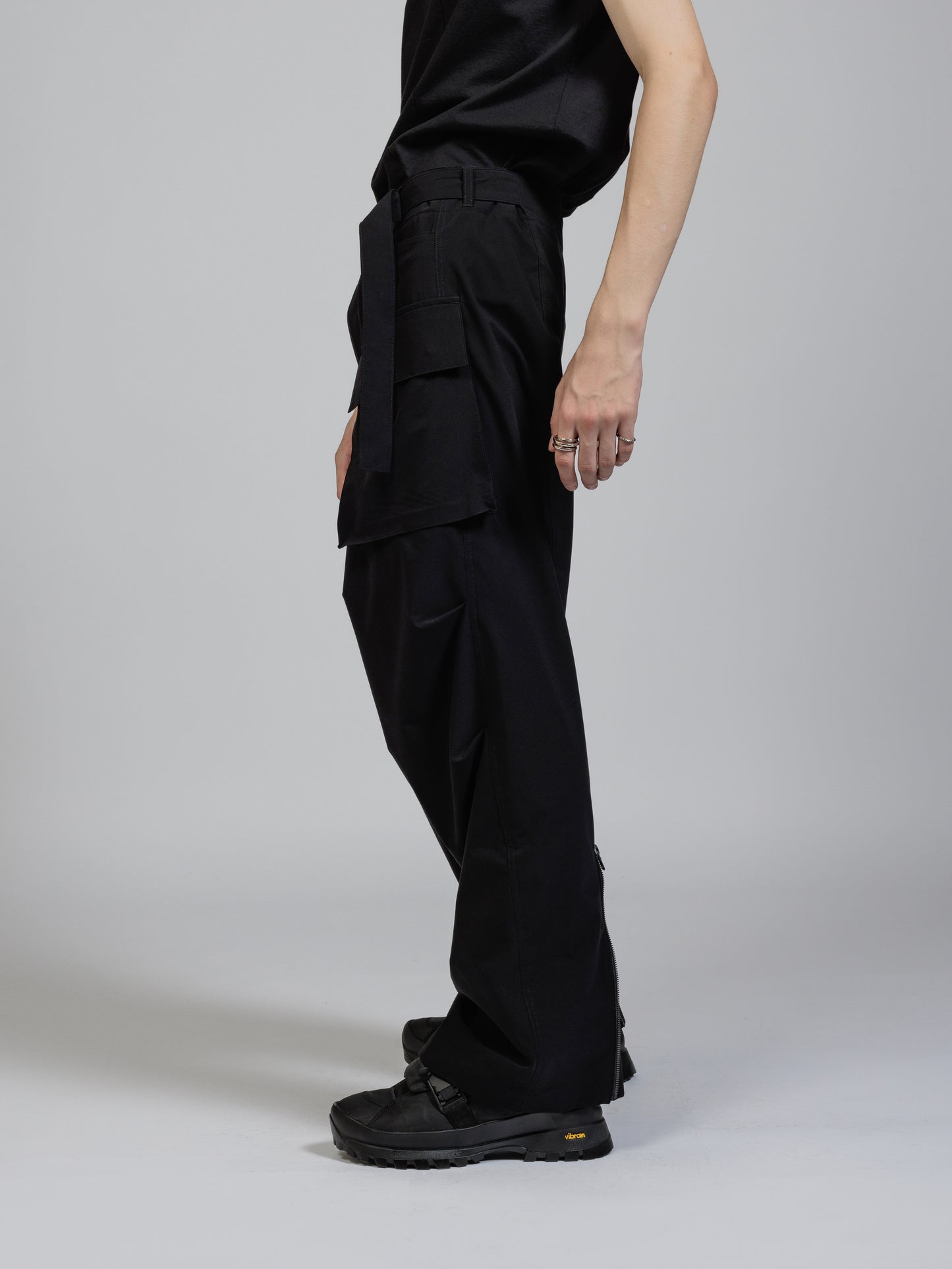 
                  
                    Water-repellent stretch cargo pants
                  
                