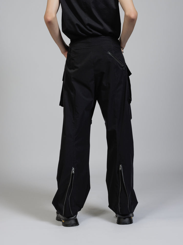 
                  
                    Water-repellent stretch cargo pants
                  
                