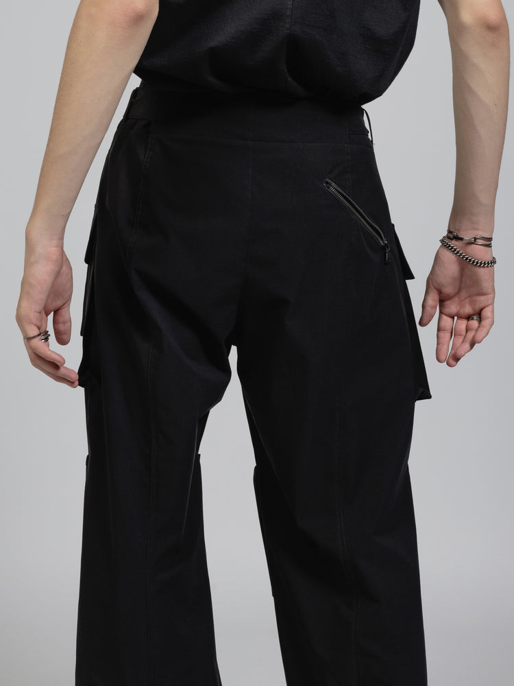 
                  
                    Water-repellent stretch cargo pants
                  
                