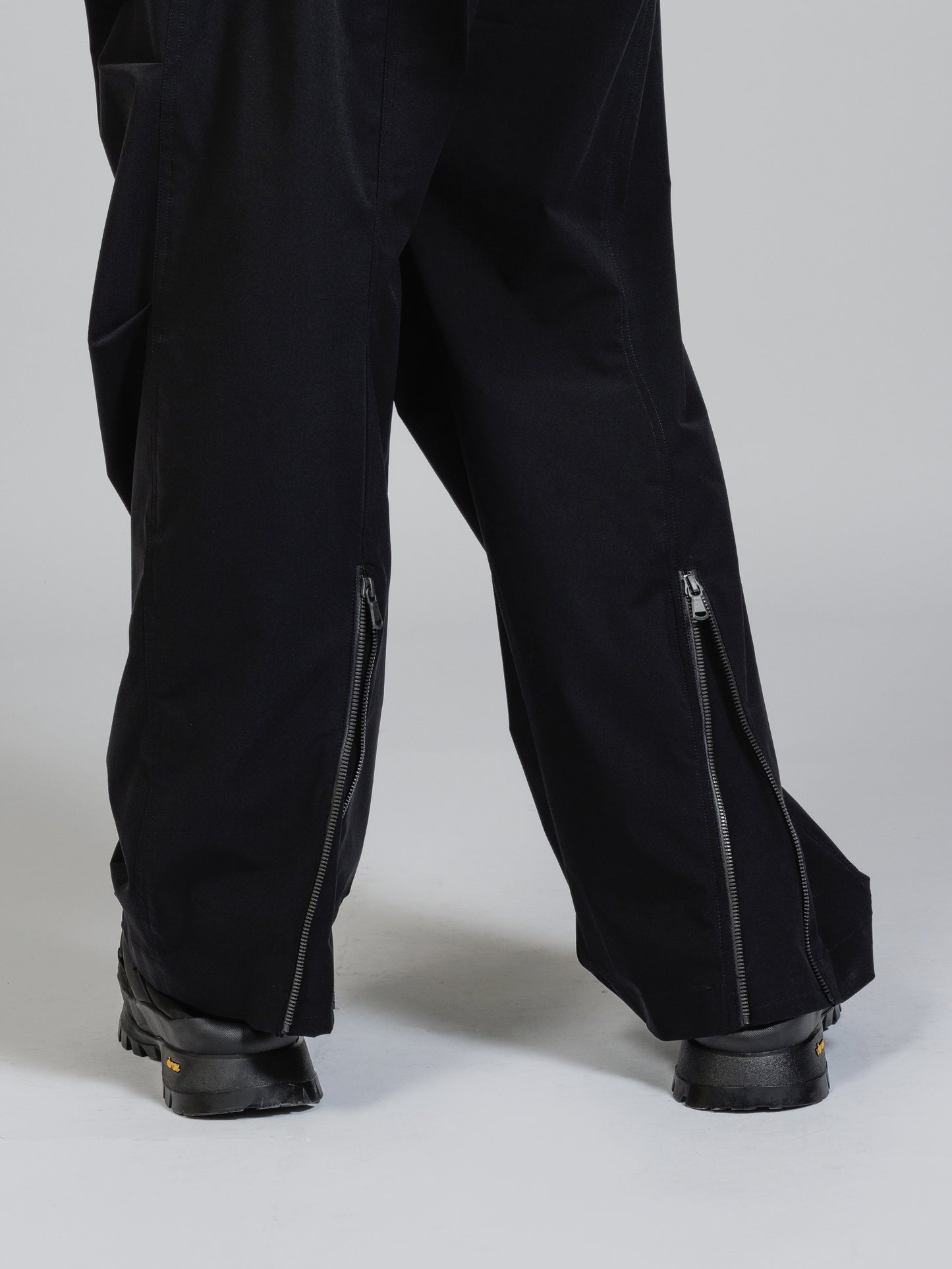 
                  
                    Water-repellent stretch cargo pants
                  
                