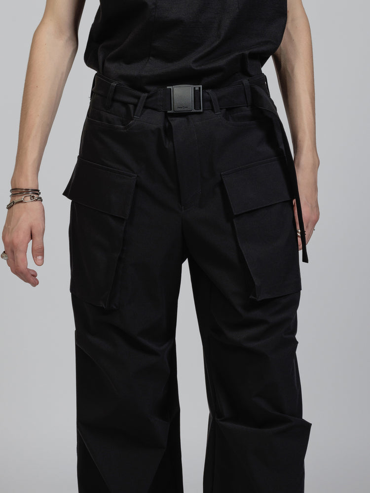 
                  
                    Water-repellent stretch cargo pants
                  
                