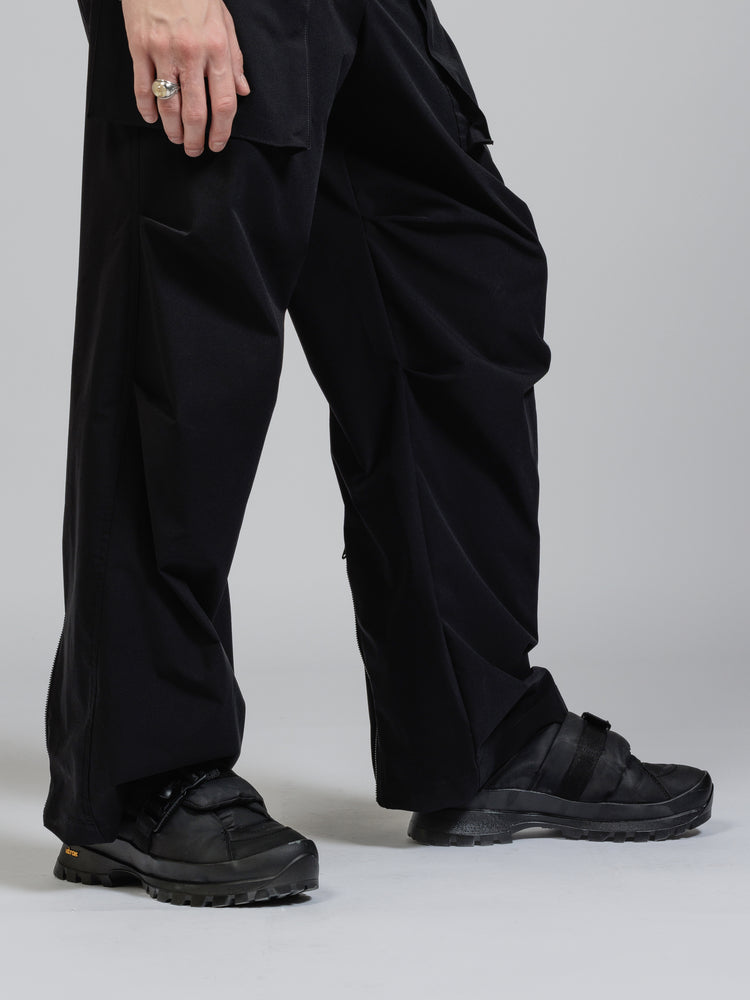 
                  
                    Water-repellent stretch cargo pants
                  
                