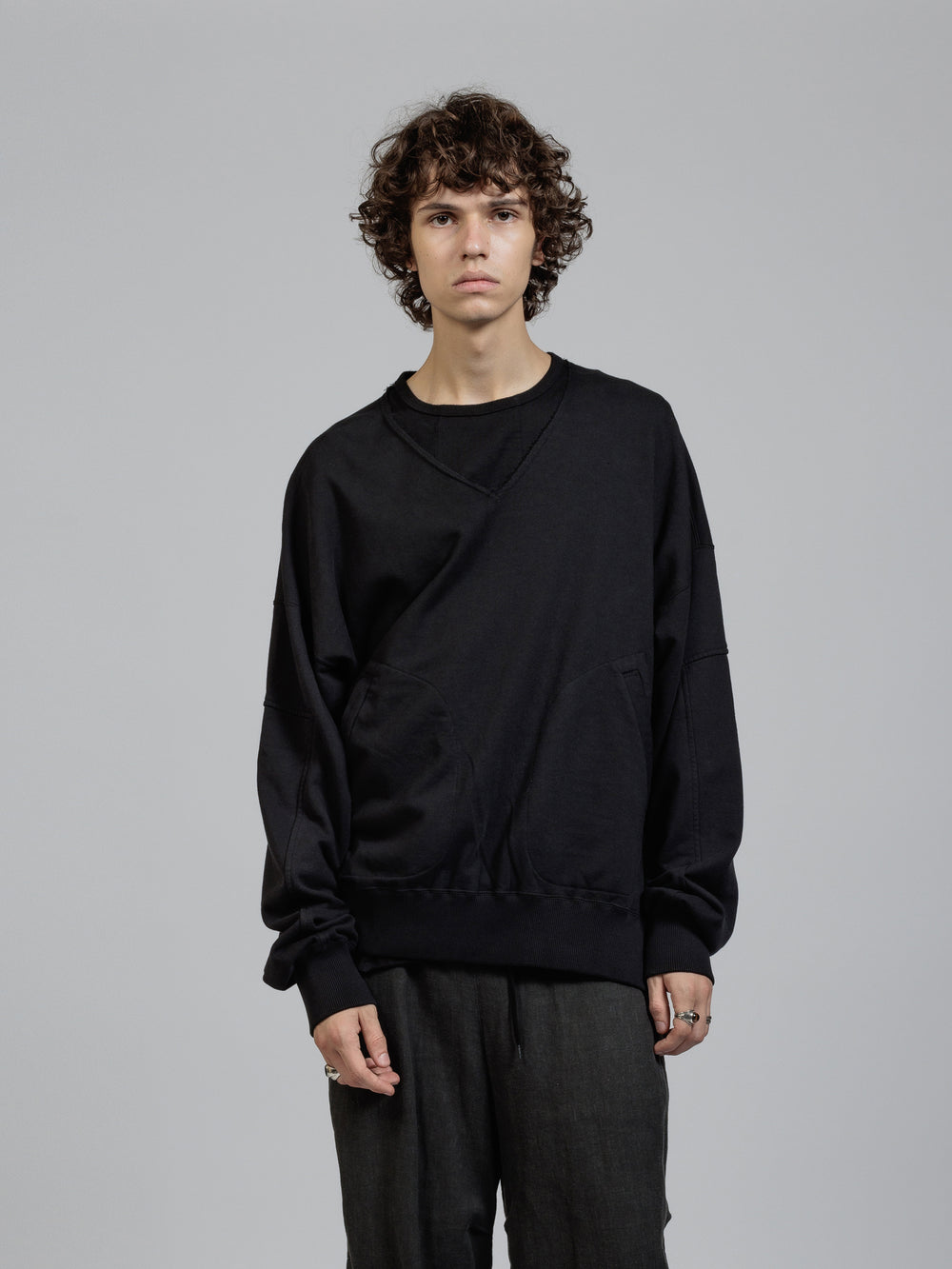 Sweat v-necked pullover