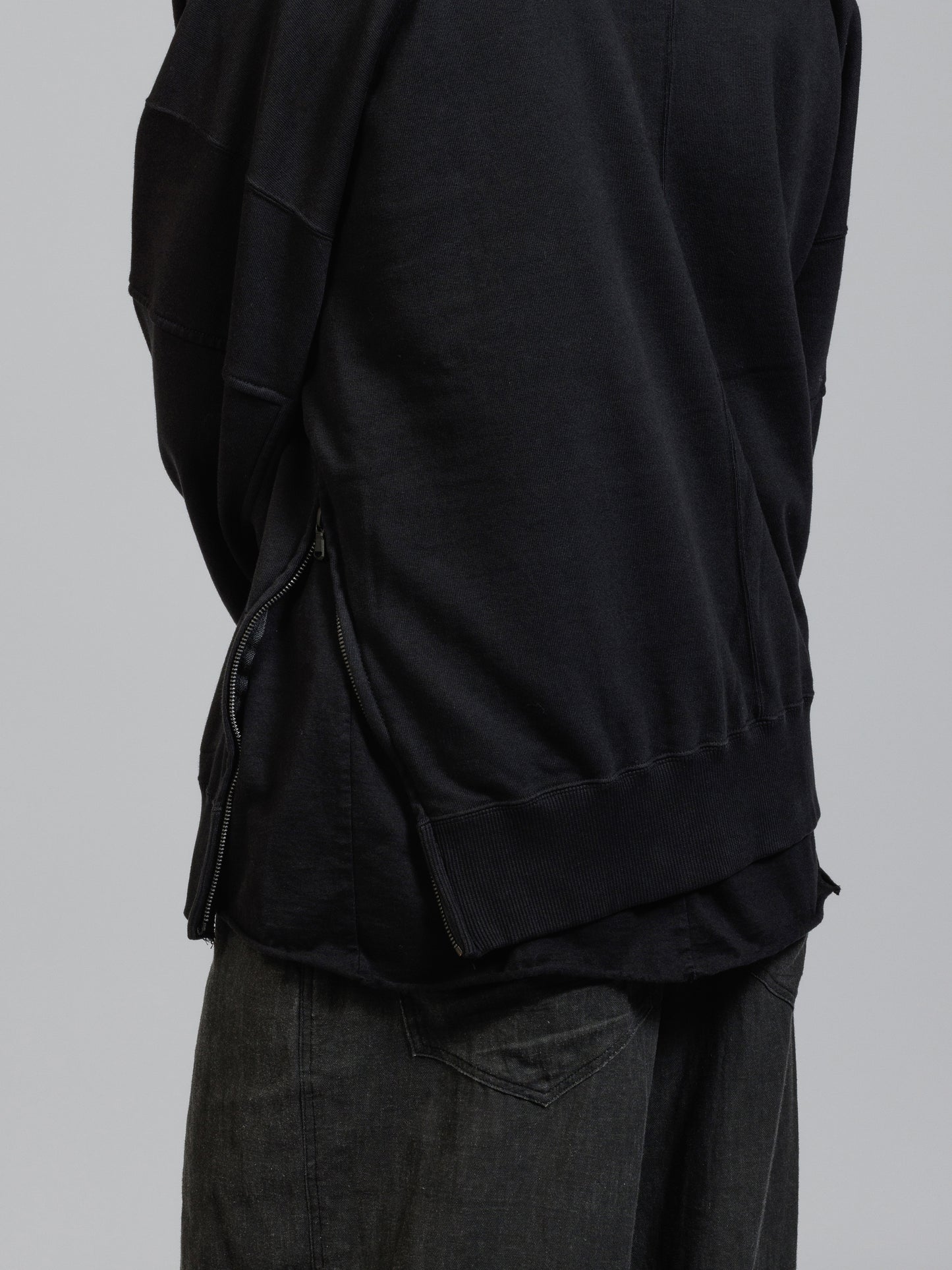 
                  
                    Sweat v-necked pullover
                  
                