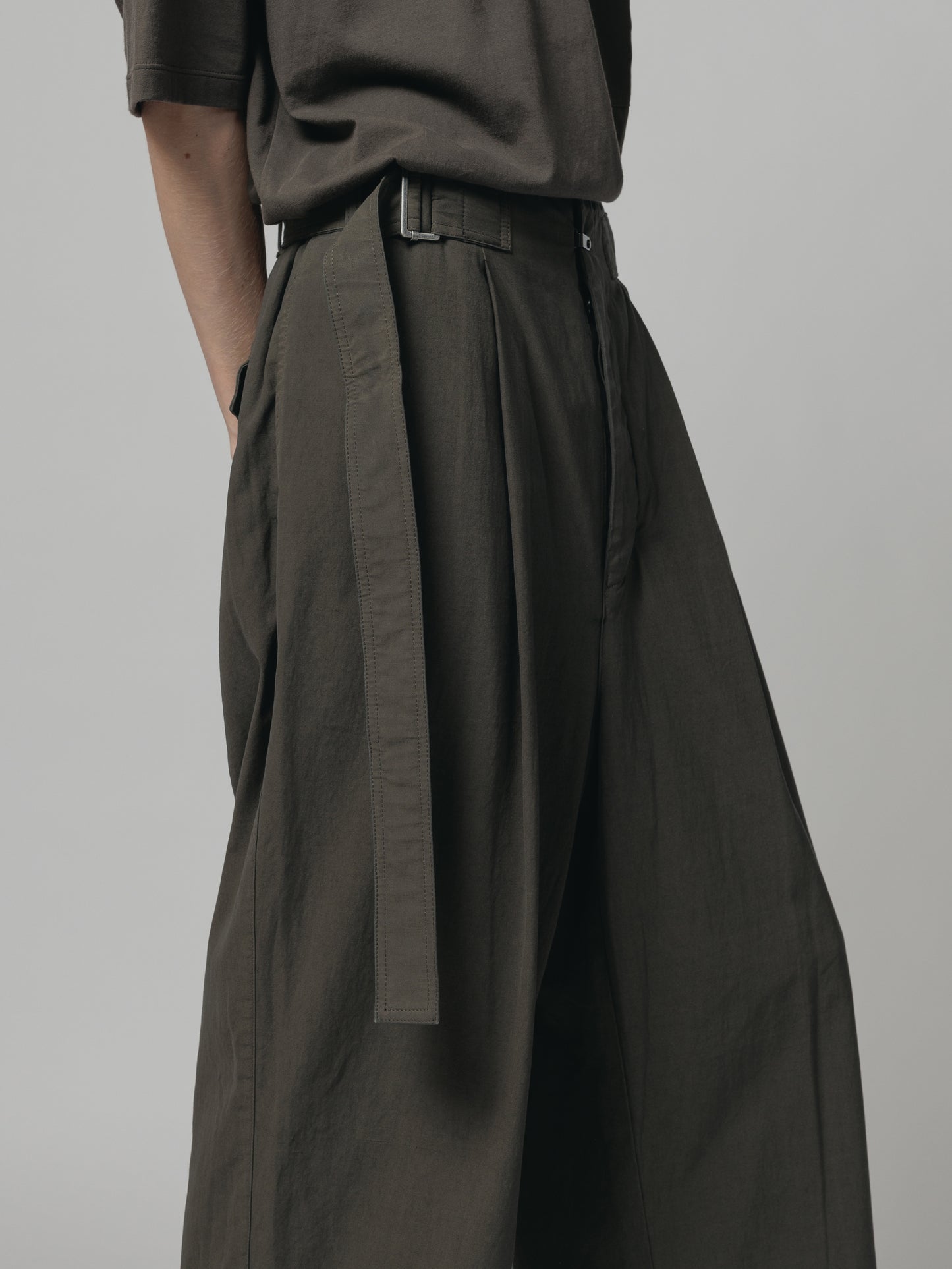 
                  
                    DRY COTTON WIDE-CROPPED PANTS
                  
                